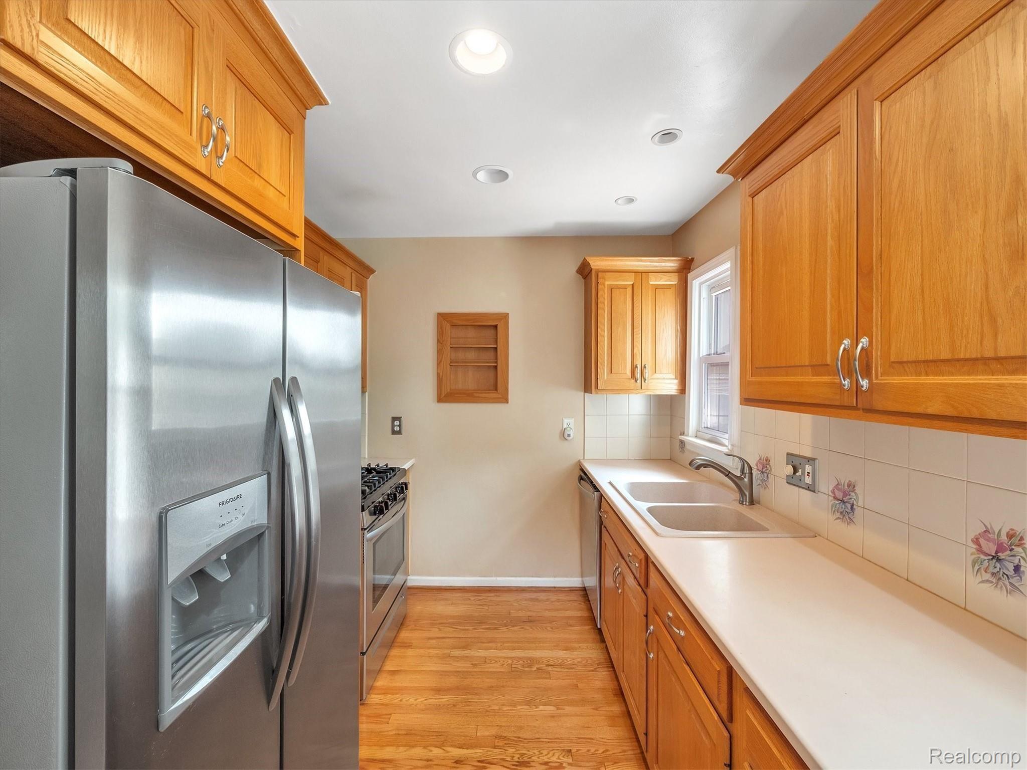2736 Pembroke Road Birmingham, MI 48009 - Photo 11 of 36 Stainless Steel appliances