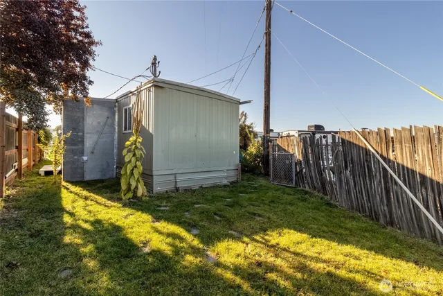 a view of a backyard