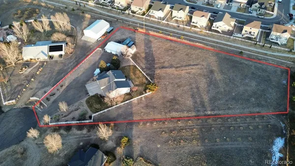 a view of a livingroom with dining room and workspace