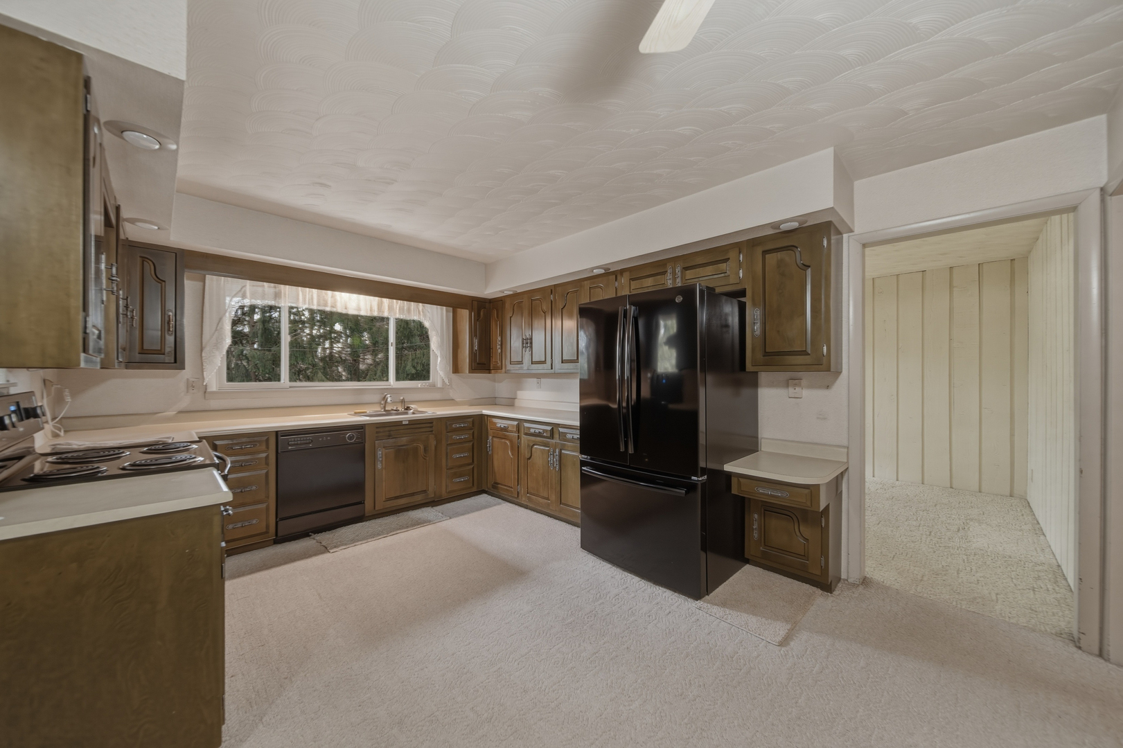 604 Hillandale Court Morrison, IL 61270 - Photo 18 of 35 a kitchen with granite countertop a refrigerator and a stove top oven