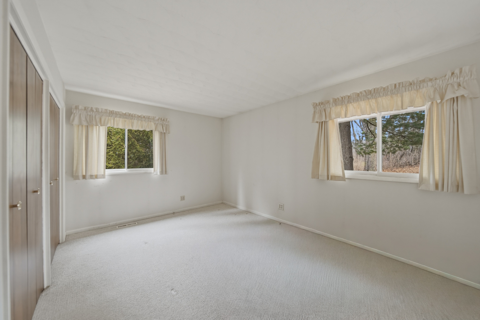 604 Hillandale Court Morrison, IL 61270 - Photo 29 of 35 an empty room with a window