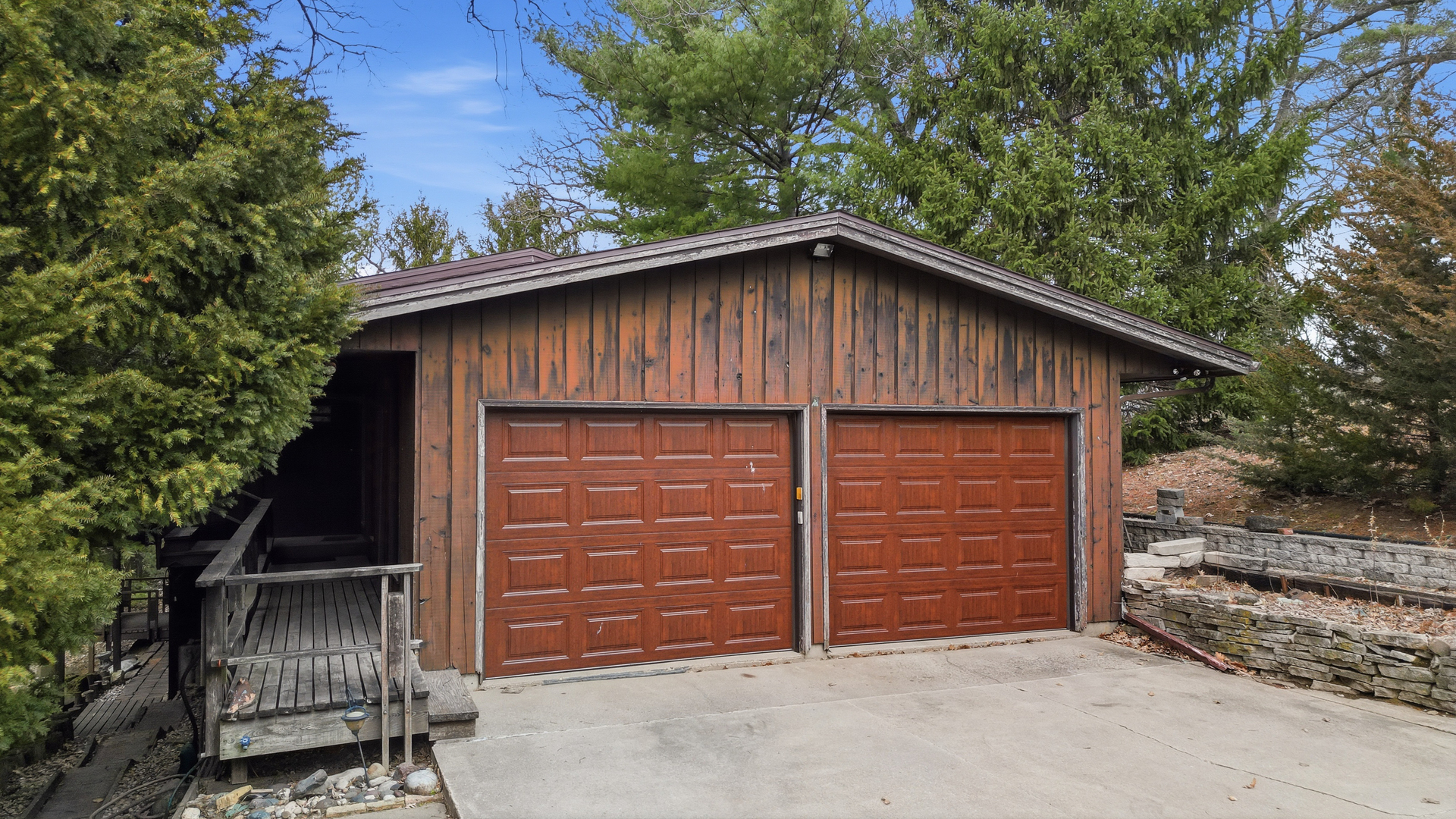 604 Hillandale Court Morrison, IL 61270 - Photo 3 of 35 a wooden house with a outdoor space