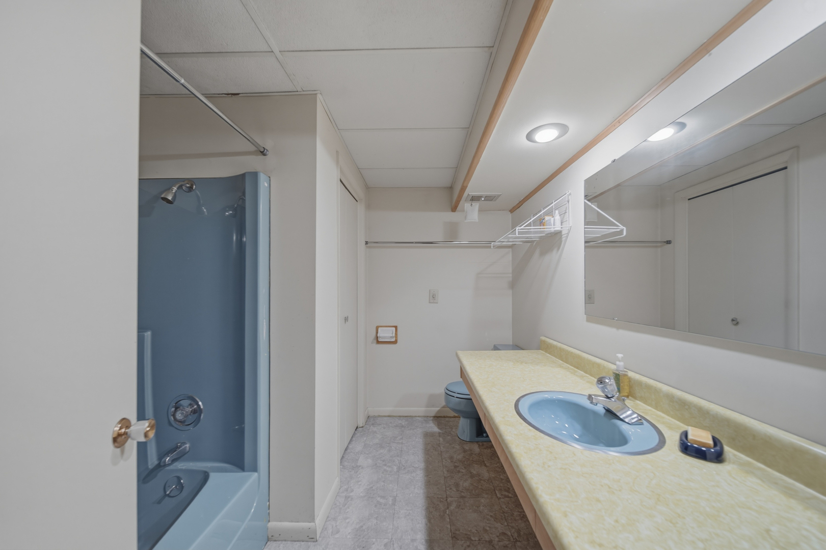 604 Hillandale Court Morrison, IL 61270 - Photo 32 of 35 a bathroom with a tub a sink and mirror