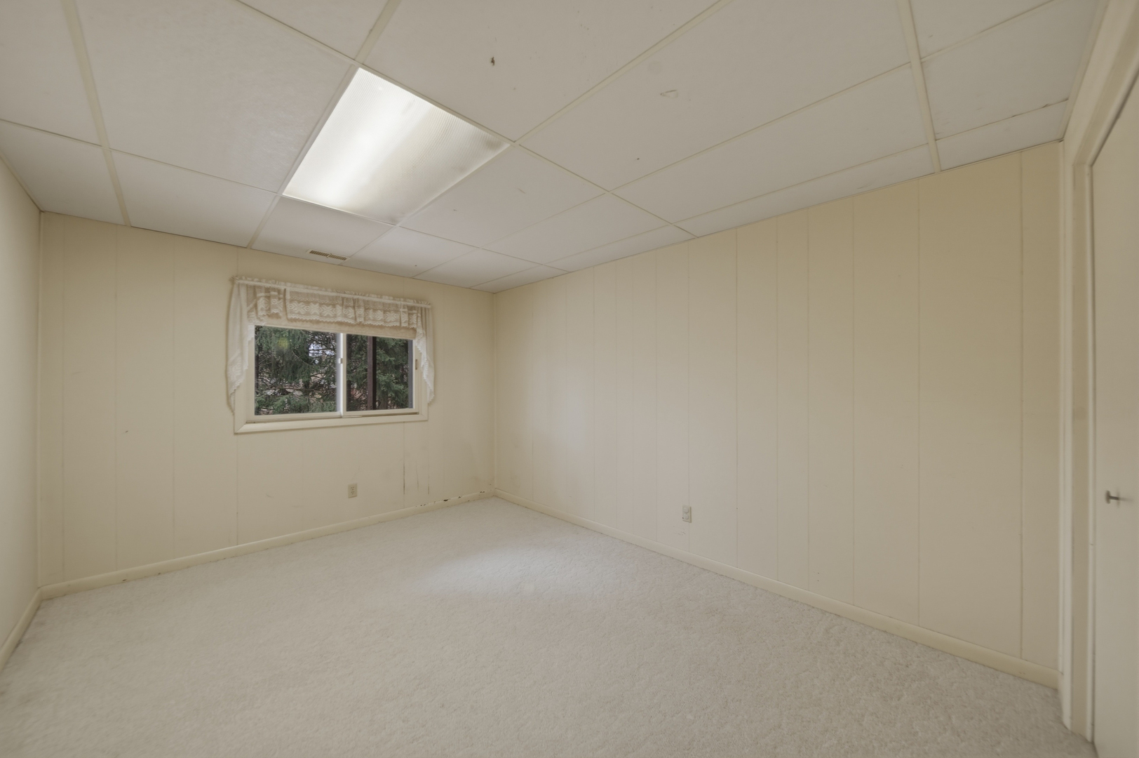 604 Hillandale Court Morrison, IL 61270 - Photo 33 of 35 an empty room with a window