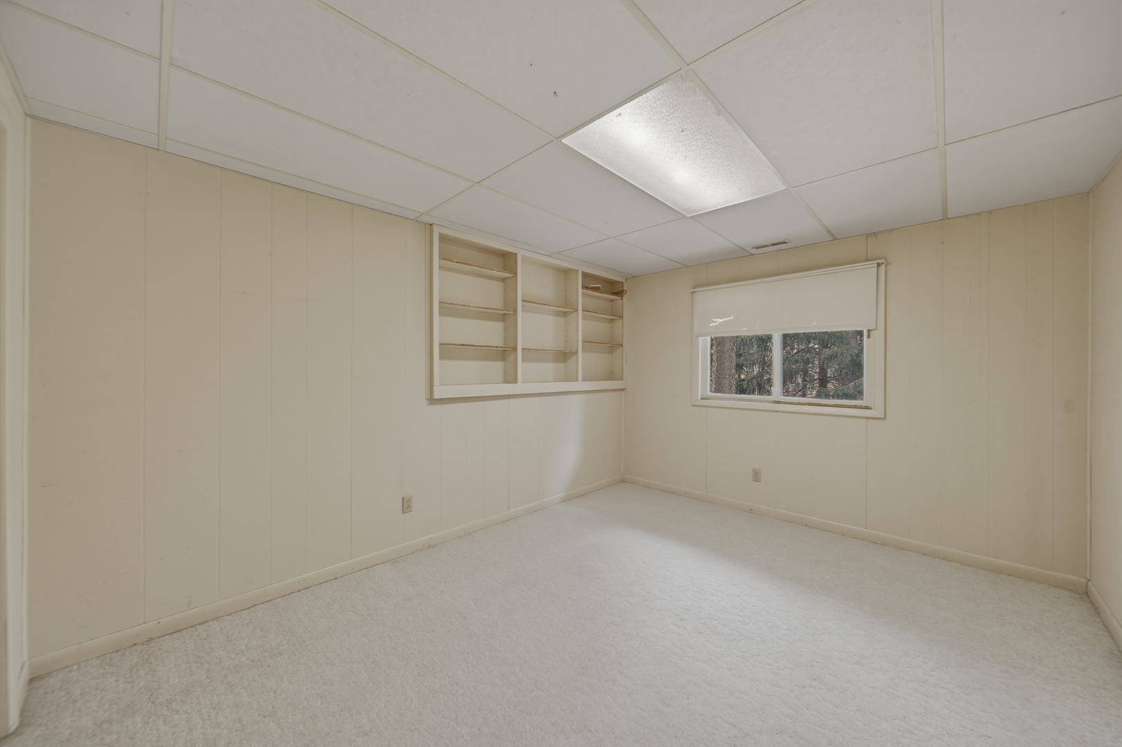 604 Hillandale Court Morrison, IL 61270 - Photo 34 of 35 an empty room with windows