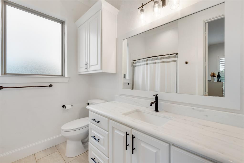 10794 County Road 334 Tyler, TX 75708 - Photo 16 of 40 a bathroom with a sink a toilet and mirror