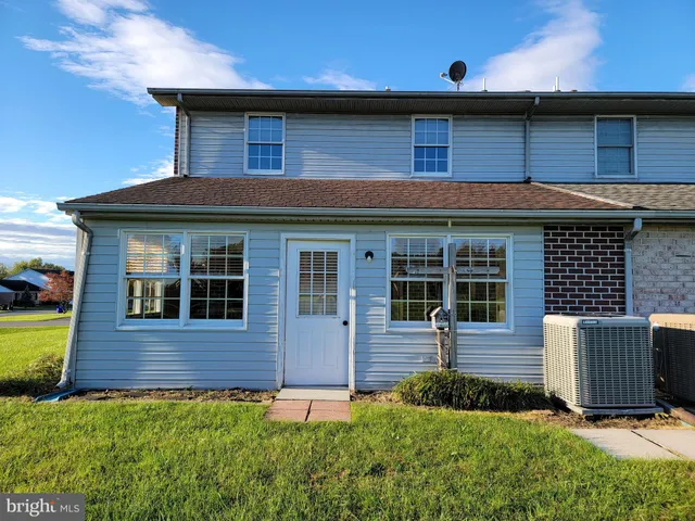 a view of front of a house with a yard