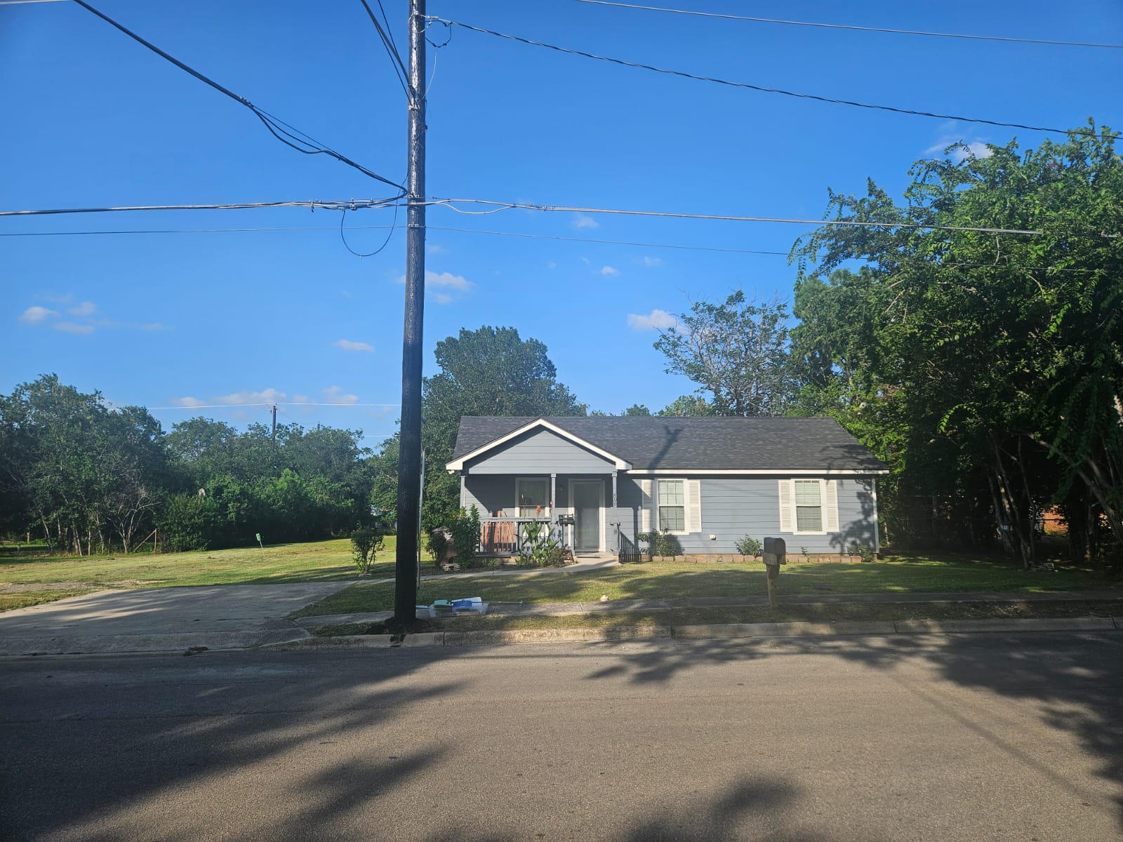 606 Trinity Street Lockhart, TX 78644 - Photo 2 of 23 A charming single-story home with a welcoming front porch and well-maintained lawn.