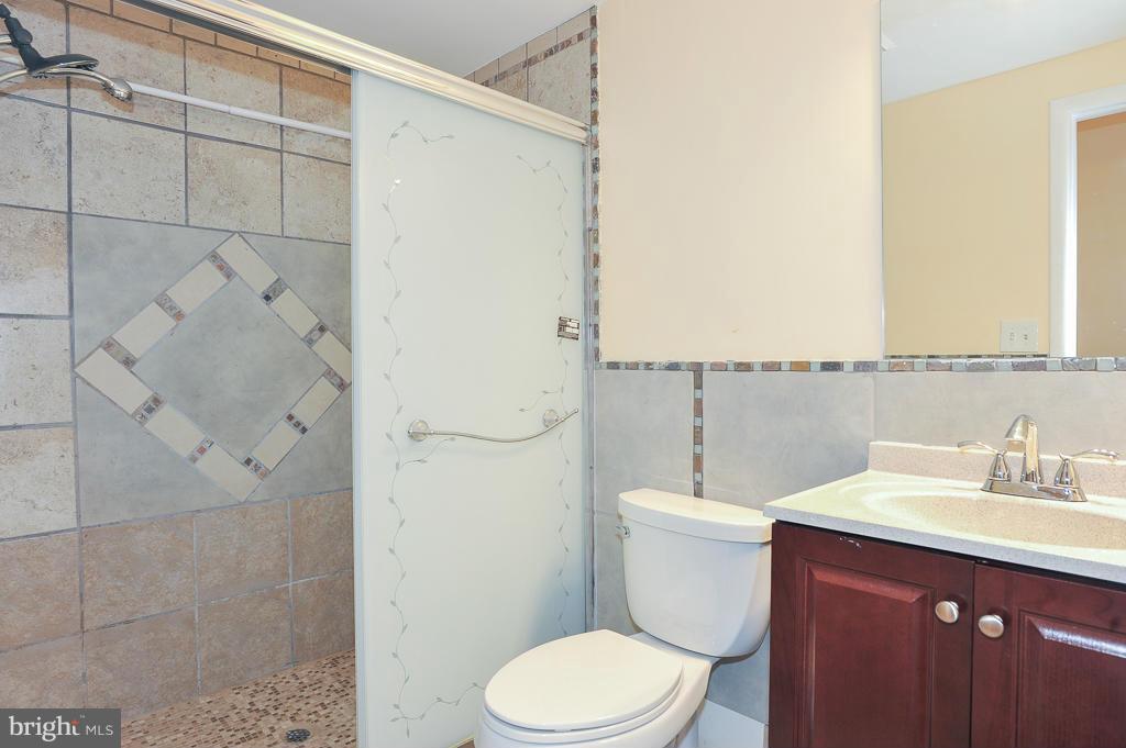 5925 Veranda Drive Springfield, VA 22152 - Photo 28 of 28 Upper Hall Bath