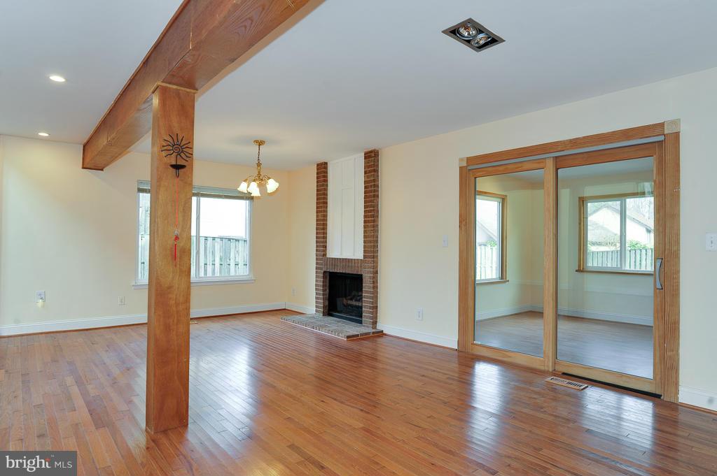 5925 Veranda Drive Springfield, VA 22152 - Photo 4 of 28 Living Room