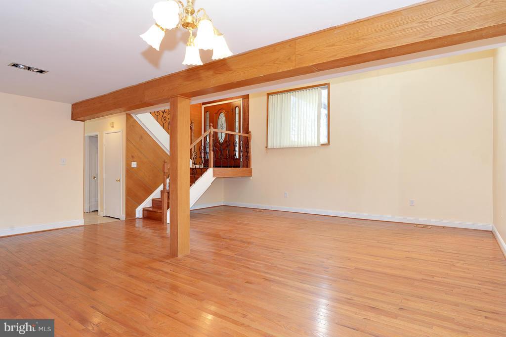 5925 Veranda Drive Springfield, VA 22152 - Photo 5 of 28 Living Room