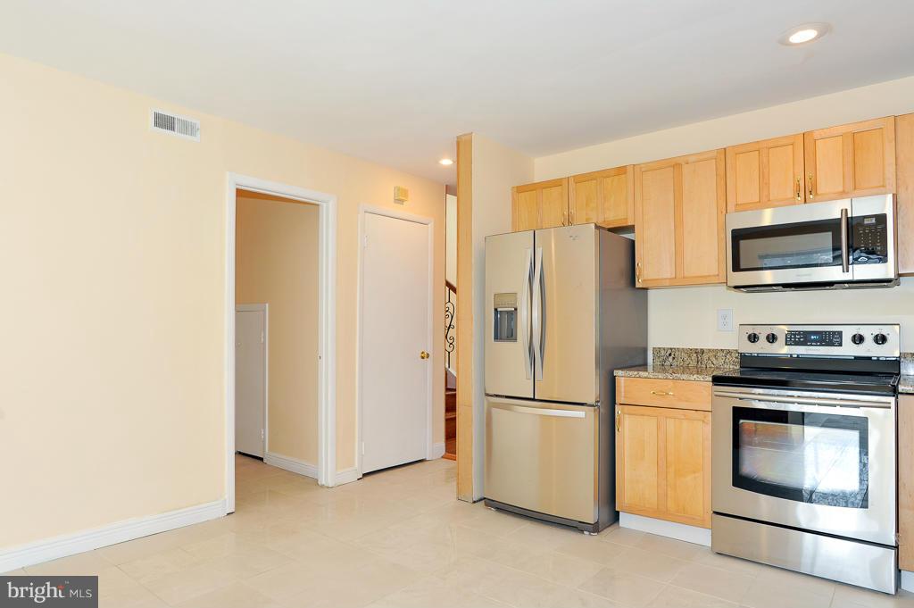 5925 Veranda Drive Springfield, VA 22152 - Photo 7 of 28 Kitchen