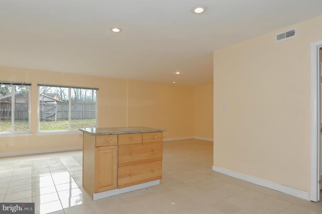 5925 Veranda Drive Springfield, VA 22152 - Photo 9 of 28 Kitchen