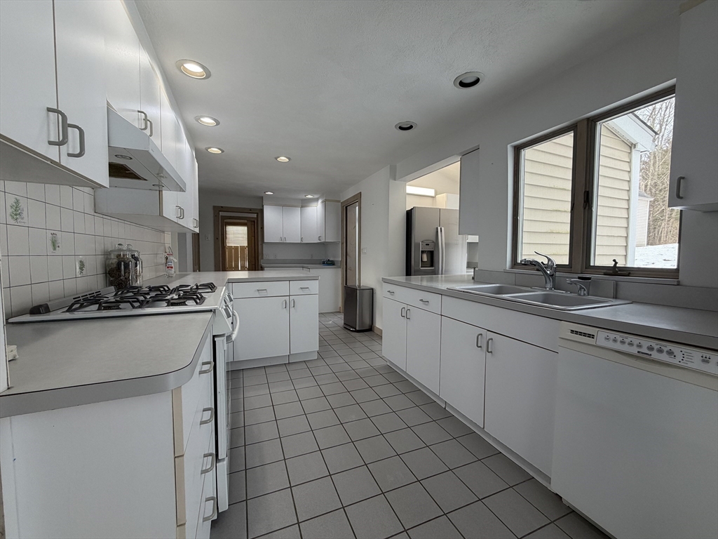 12 Community Way, Unit 2 Foxboro, MA 02035 - Photo 2 of 24