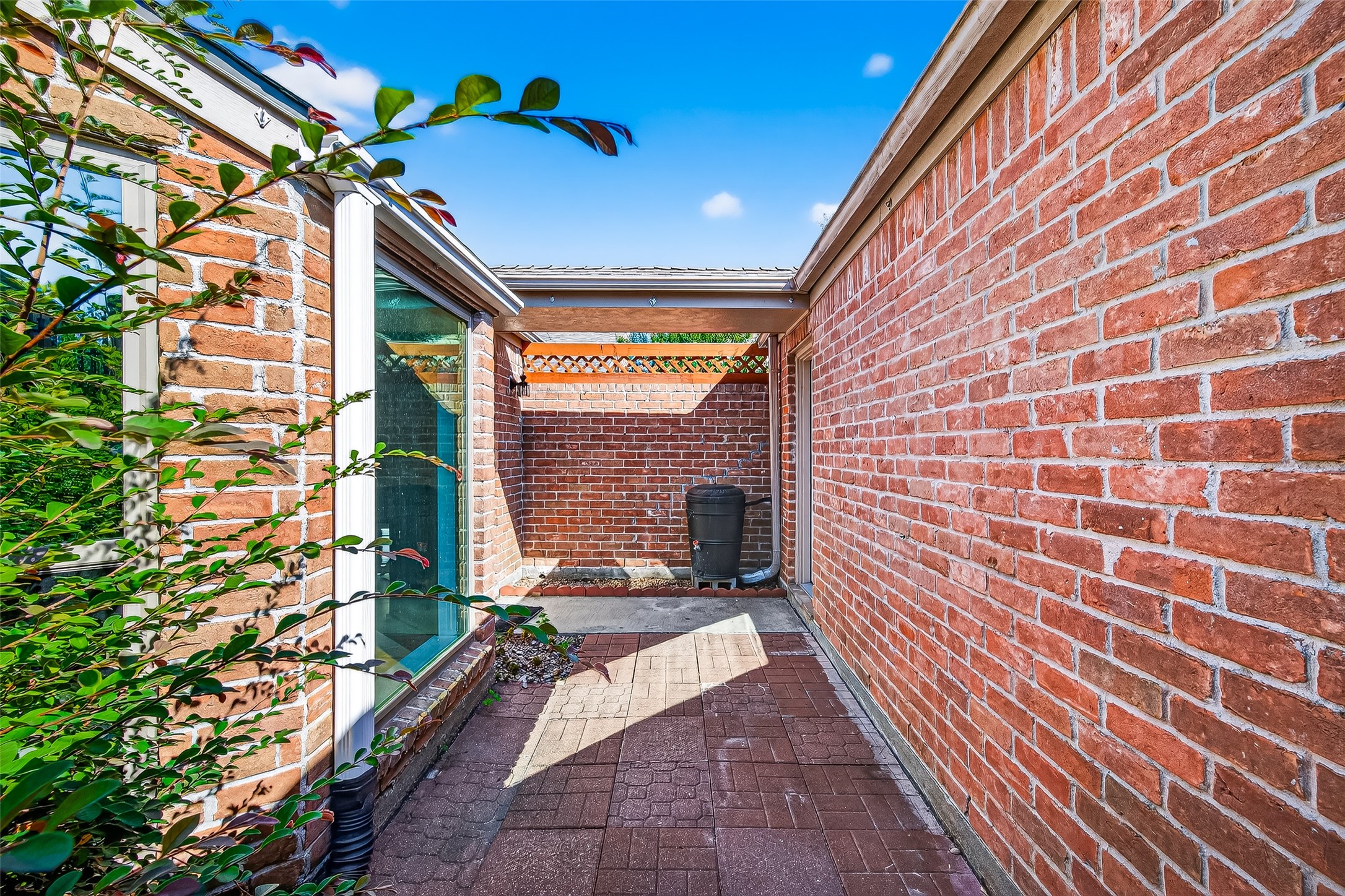 2026 Ashford Hollow Lane Houston, TX 77077 - Photo 29 of 35 Entry courtyard