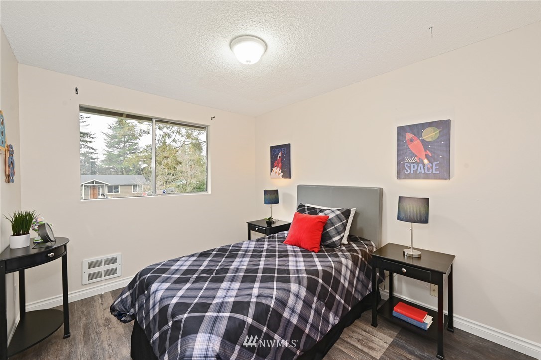9211 3rd Place Southeast Everett, WA 98208 - Photo 25 of 33 a bedroom with a bed and a window