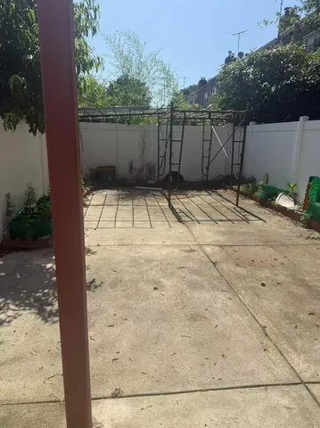 a view of a backyard