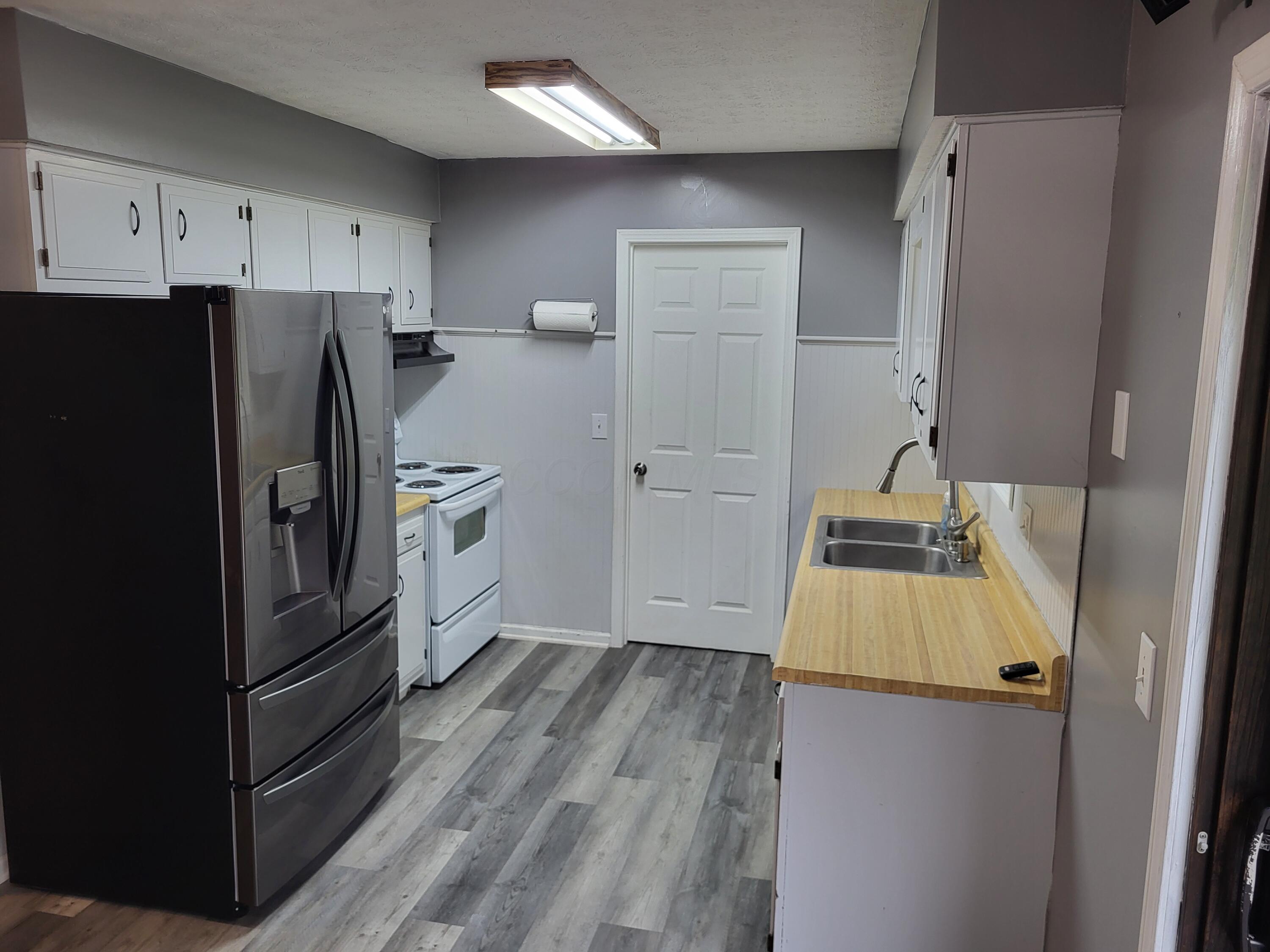 1852 Churchill Downs Road Newark, OH 43055 - Photo 7 of 17 Kitchen