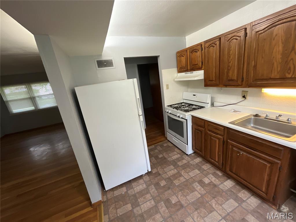 10726 Glen Garry Road St. Louis, MO 63137 - Photo 10 of 15