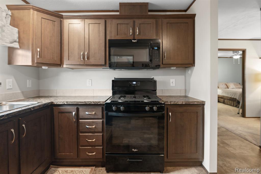 303 Toucan Street Rochester, MI 48309 - Photo 3 of 21