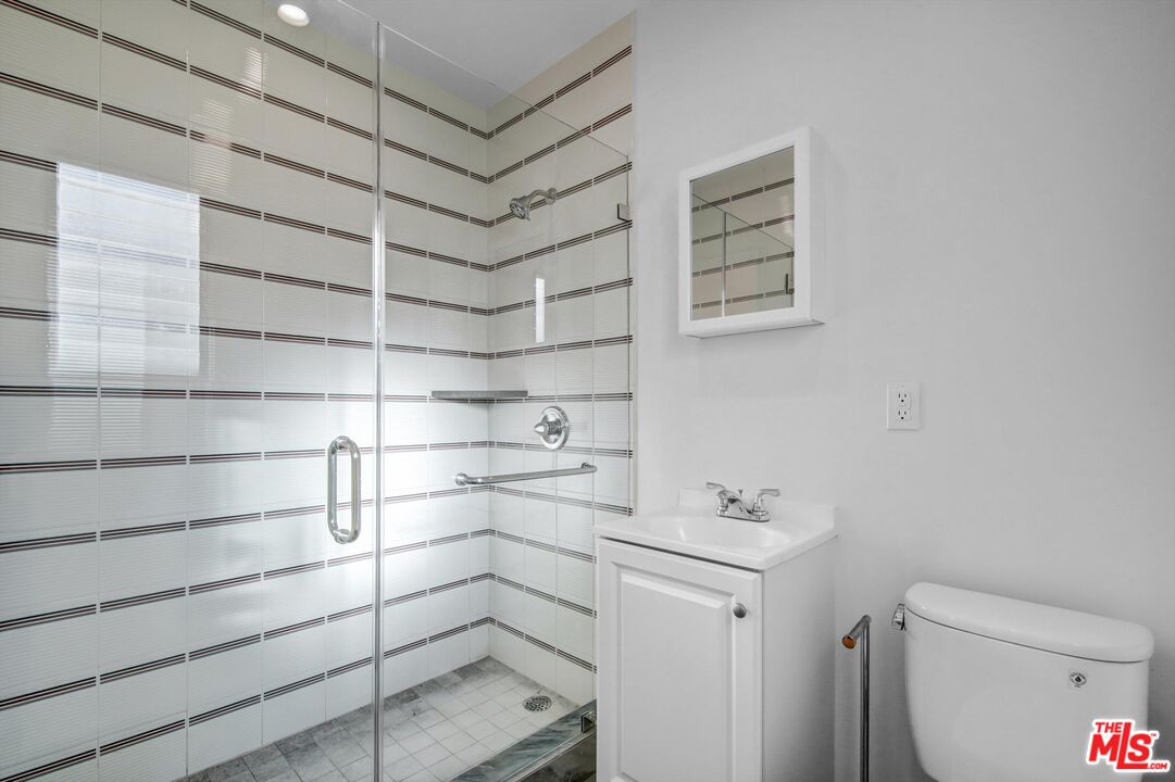 207 South Reeves Drive Beverly Hills, CA 90212 - Photo 18 of 27