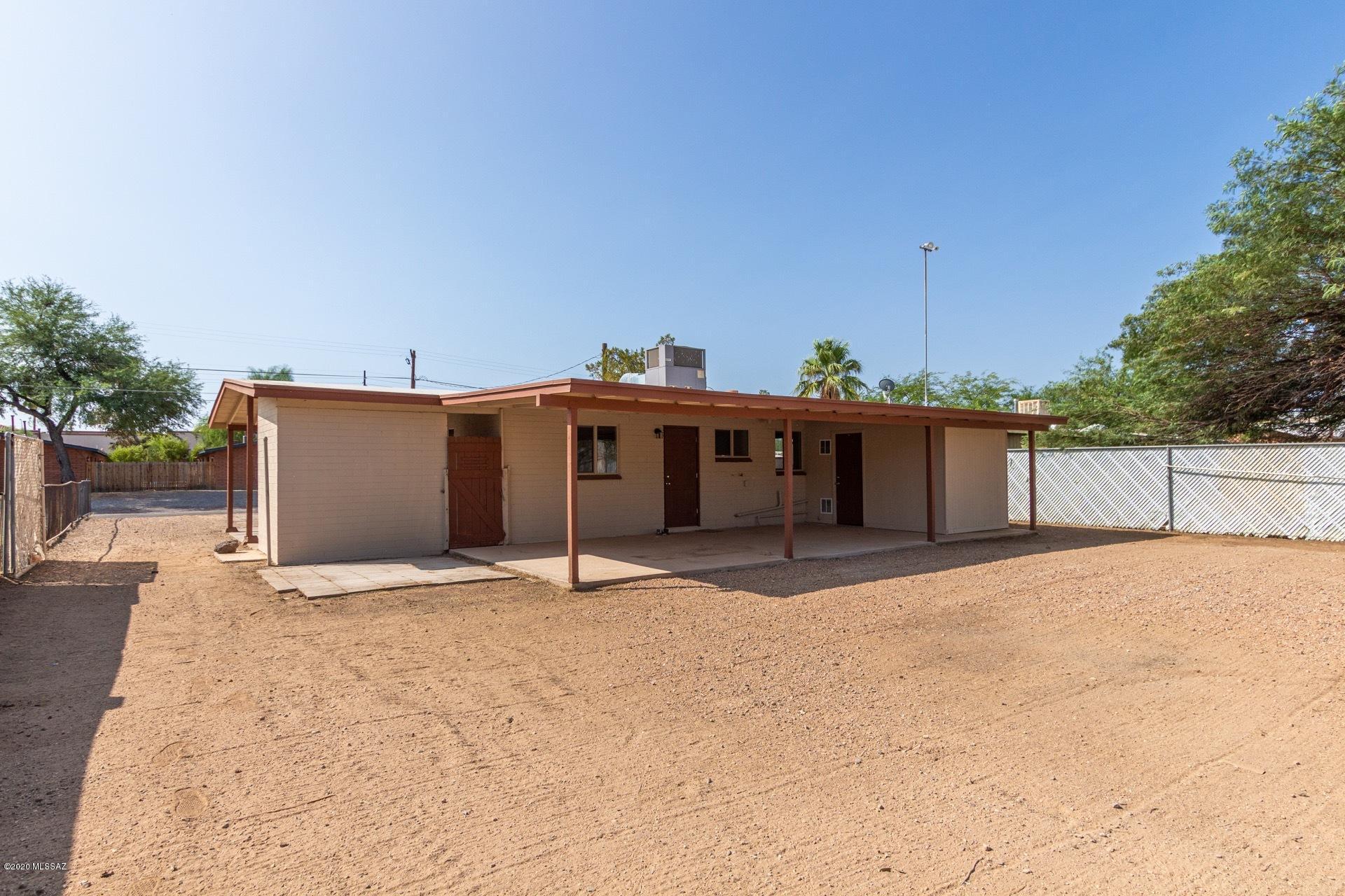 1043 East Navajo Road Tucson, AZ 85719 - Photo 24 of 25 a front view of a house with a yard and garage