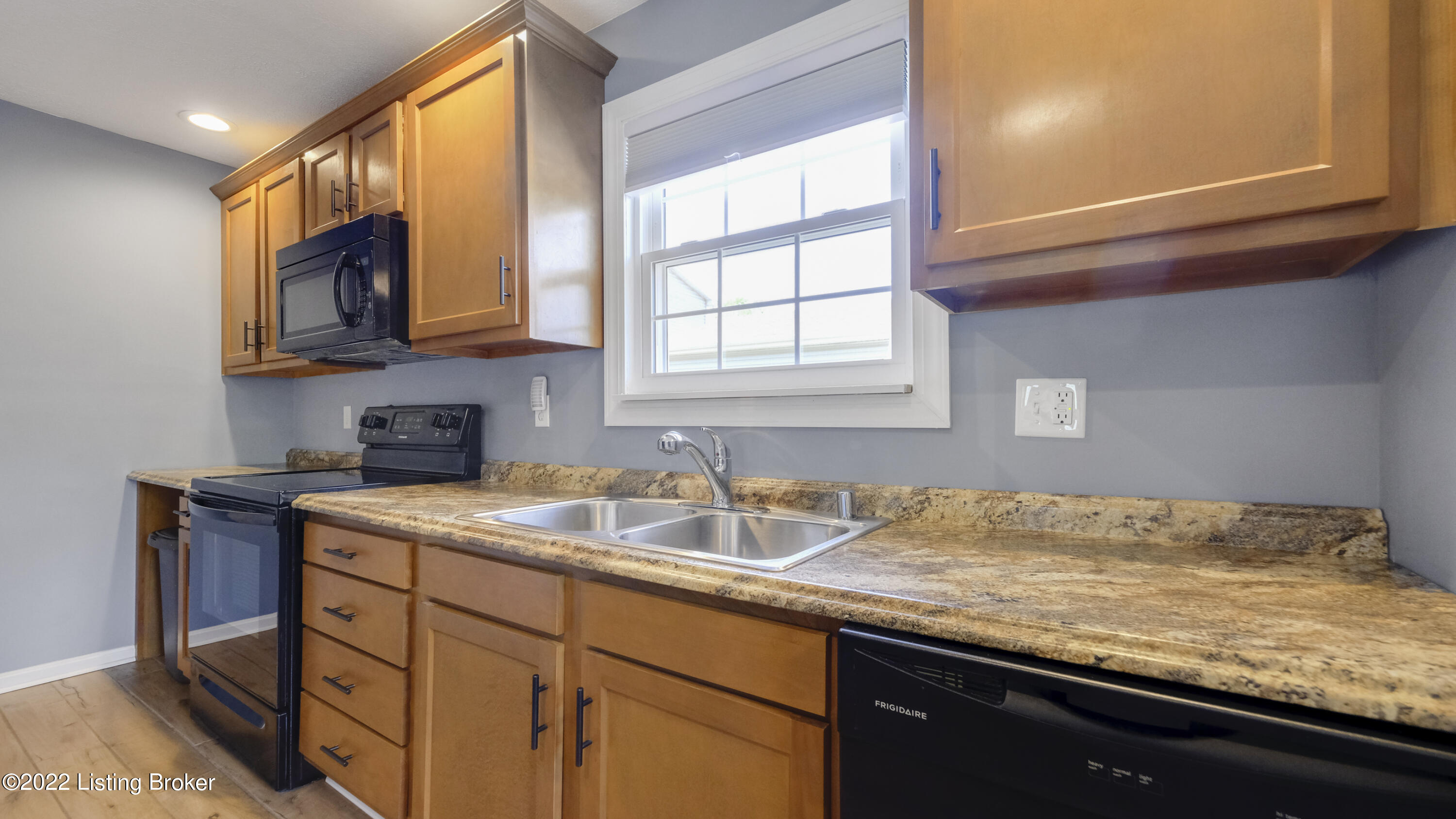 233 Mayflower Road Louisville, KY 40229 - Photo 12 of 38 223 Mayflower Rd-16
