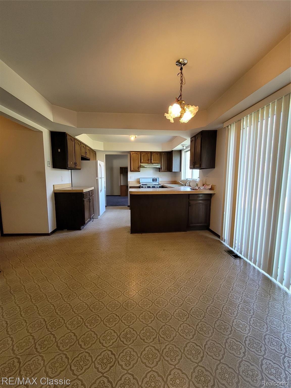 Kitchen / Eat In Area