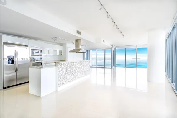 $6,400 | 601 Northeast 36th Street, Unit 812, Miami, FL 33137