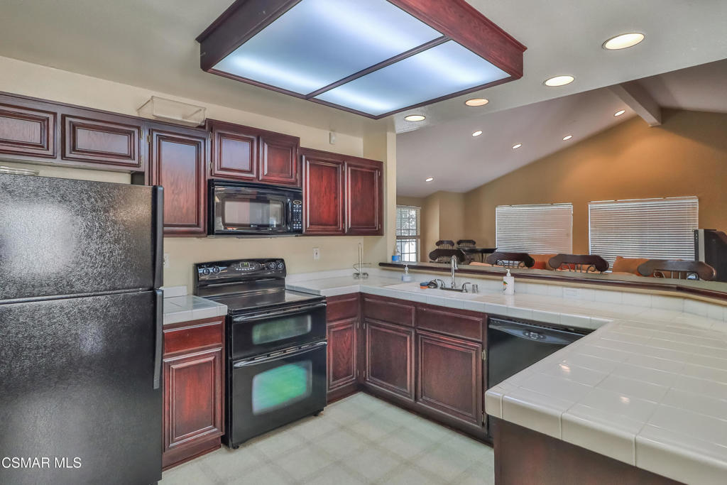 675 Oak Run Trail, Unit 206 Oak Park, CA 91377 - Photo 33 of 47