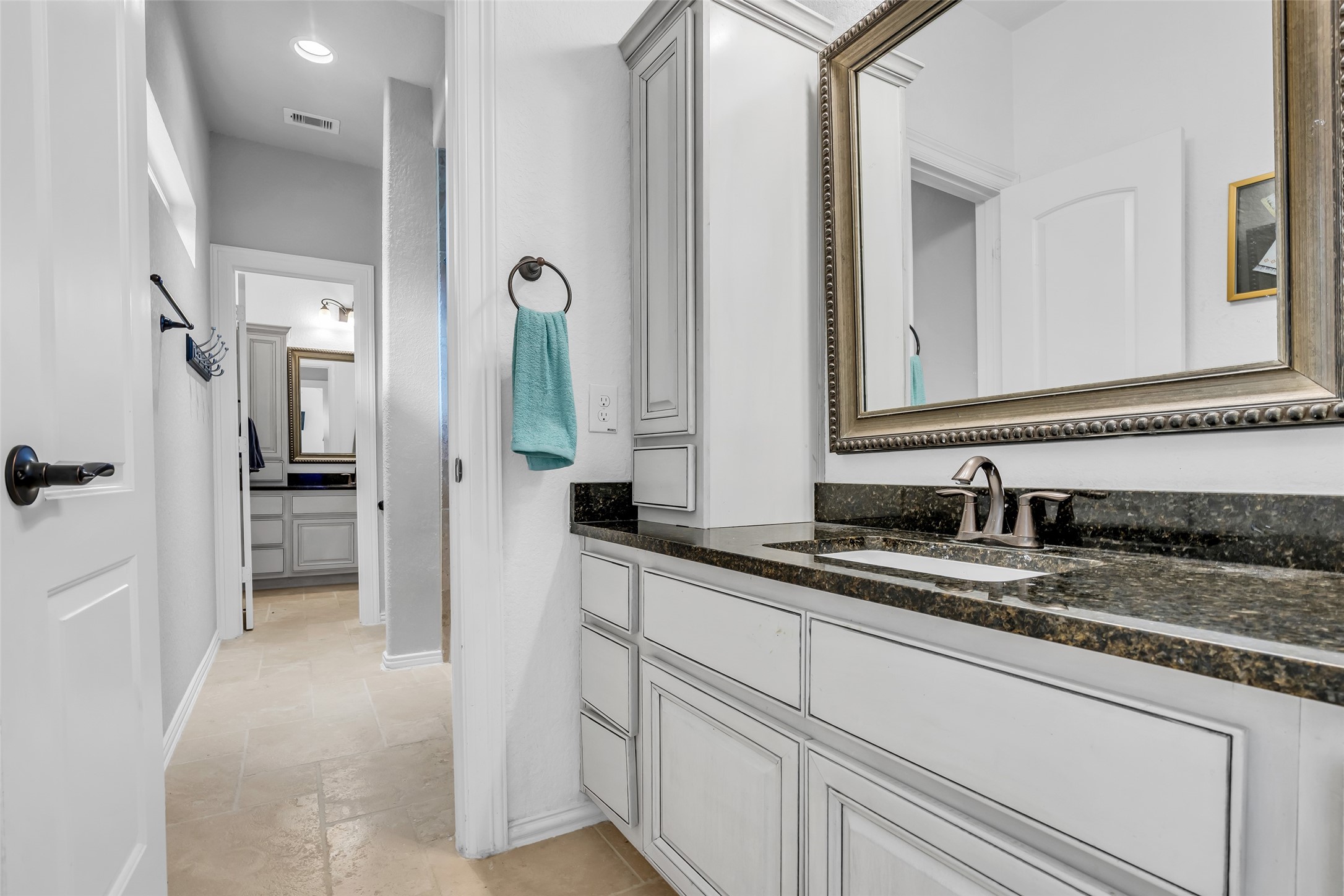 143 West Valera Ridge Place Spring, TX 77389 - Photo 27 of 50 Jack'n Jill full bath upstairs