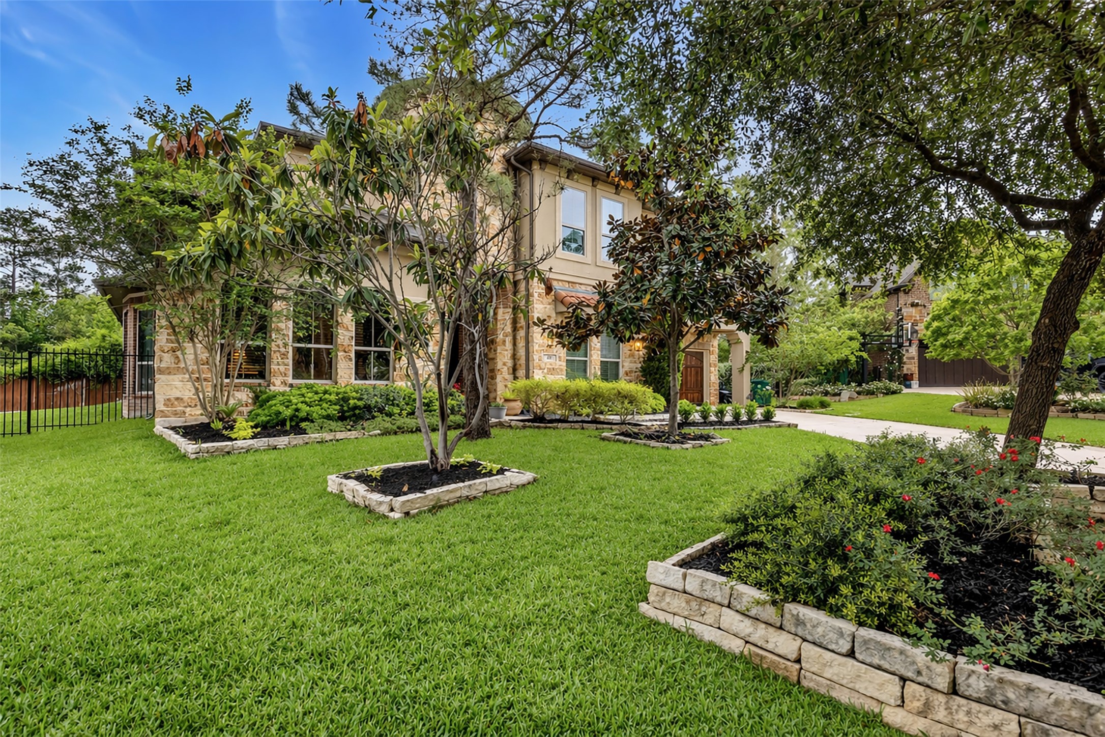 143 West Valera Ridge Place Spring, TX 77389 - Photo 6 of 50 a garden with trees in front of it
