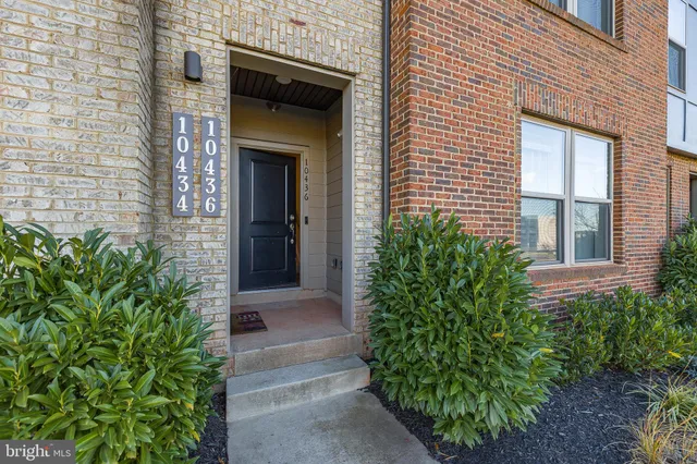 a view of the entrance of the house