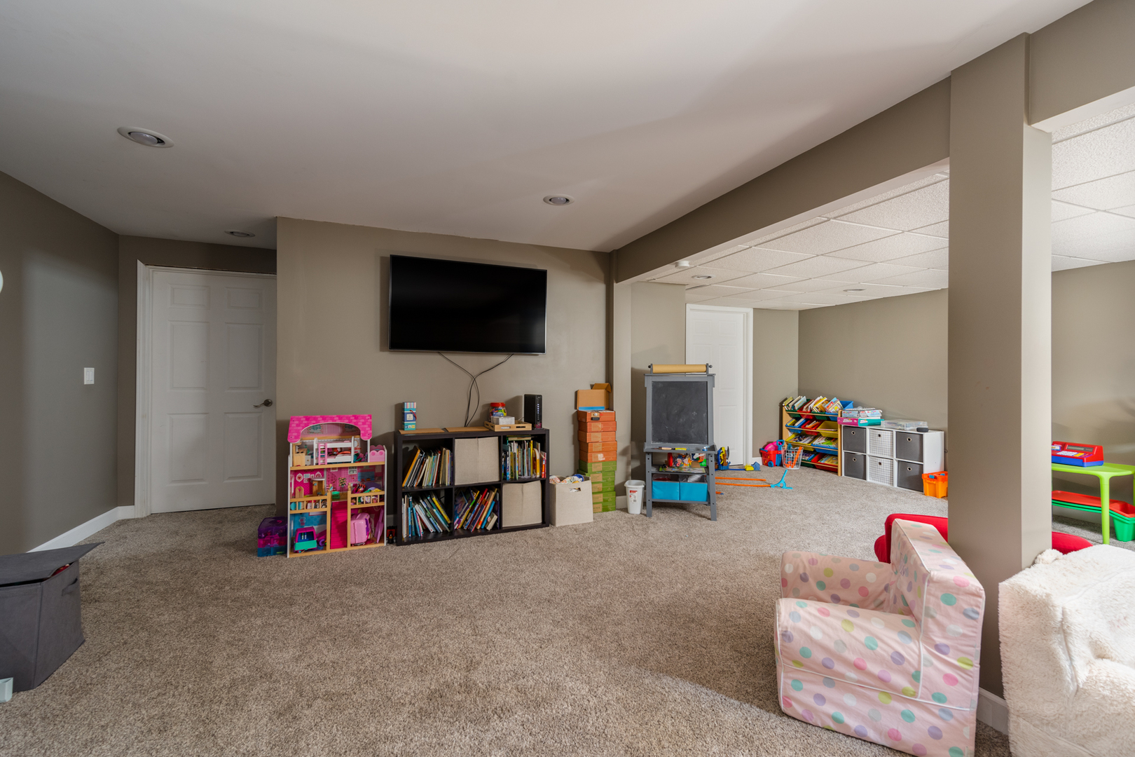 3421 Marquette Road Peru, IL 61354 - Photo 32 of 41 a living room with furniture and a flat screen tv