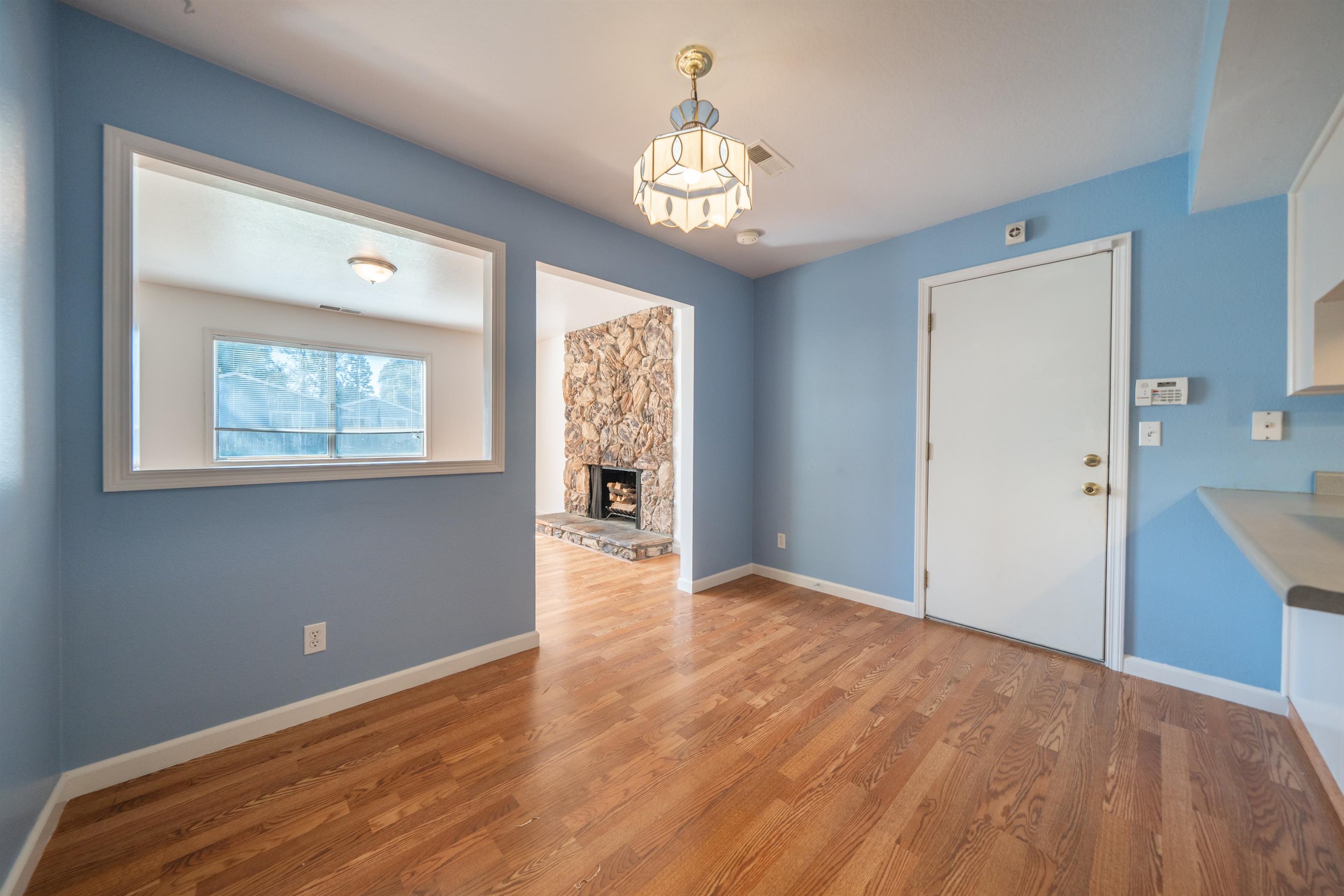1153 Ruthie Lane Redding, CA 96002 - Photo 4 of 19 Gallery Image 4