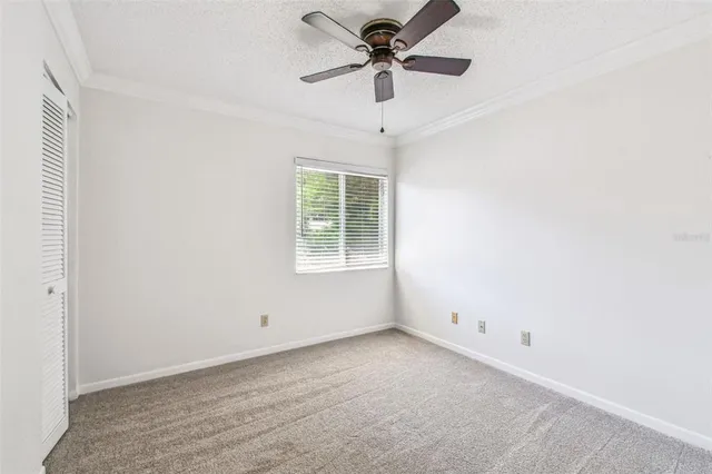 a sign that is sitting on a brick wall