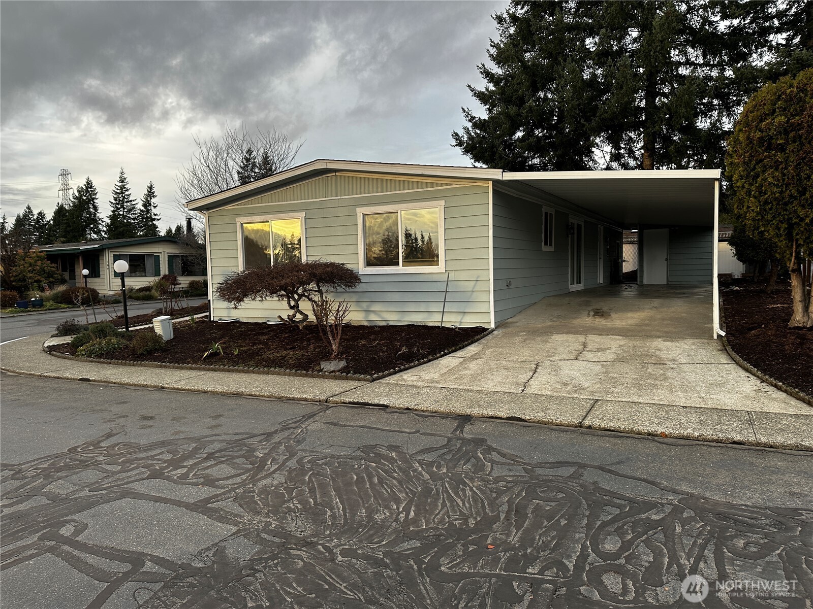 201 Union Avenue Southeast, Unit 249 Renton, WA 98059 - Photo 14 of 15 a front view of a house with garden