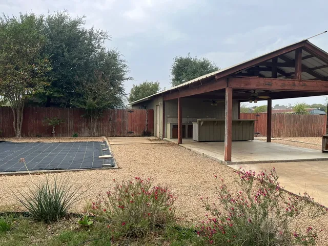 a view of a backyard