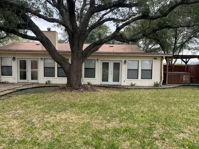a view of a house with backyard
