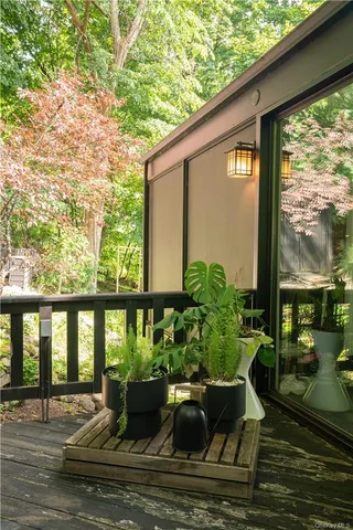 a picture of a very nice looking living room