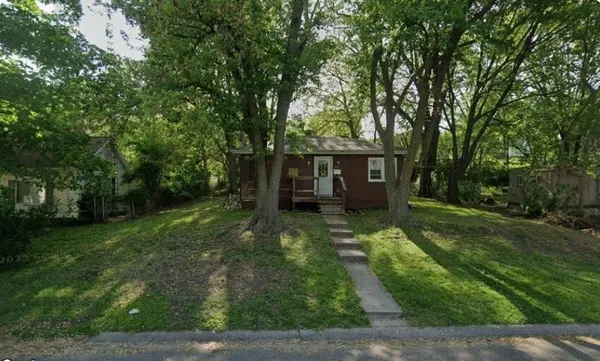 a view of a house with backyard