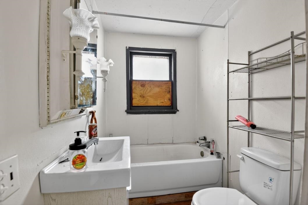210 South High Street Havana, IL 62644 - Photo 7 of 17 a bathroom with a bathtub sink and toilet