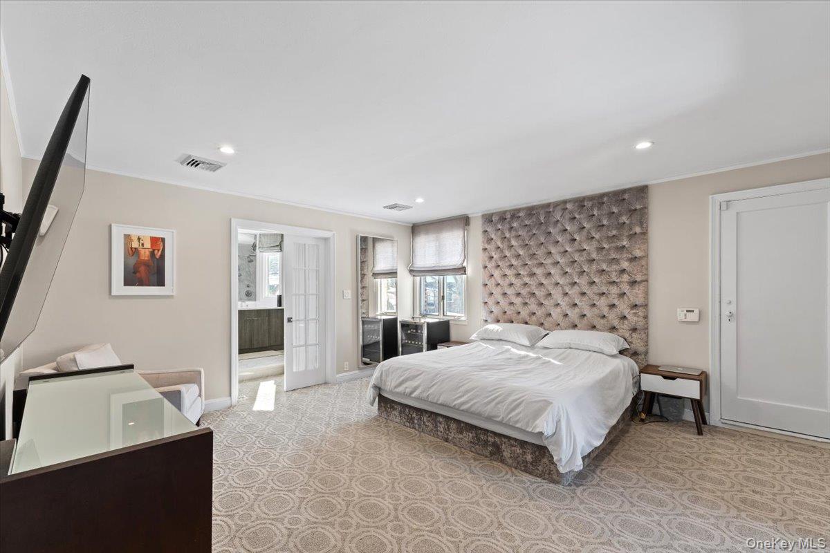 25 Pond Park Road Great Neck, NY 11023 - Photo 25 of 45 a bedroom with a bed and a desk