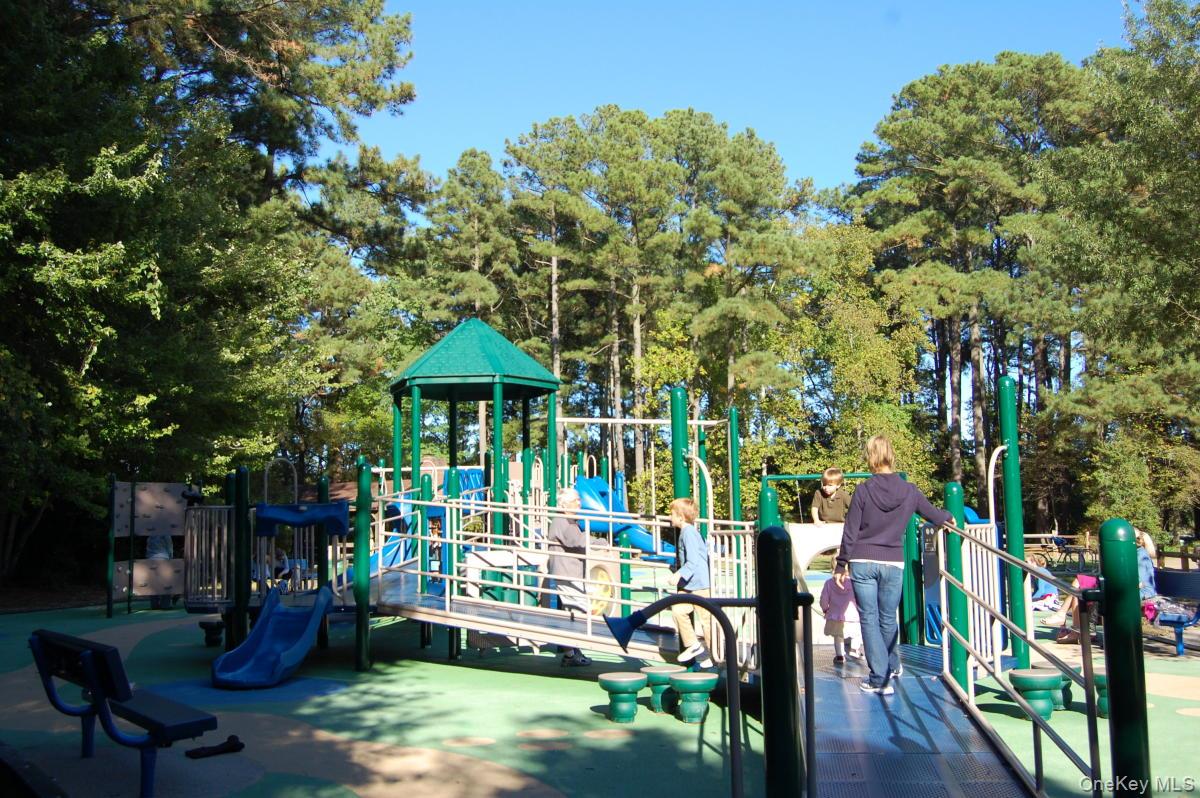 25 Pond Park Road Great Neck, NY 11023 - Photo 3 of 4