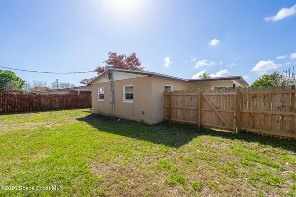 a view of a backyard