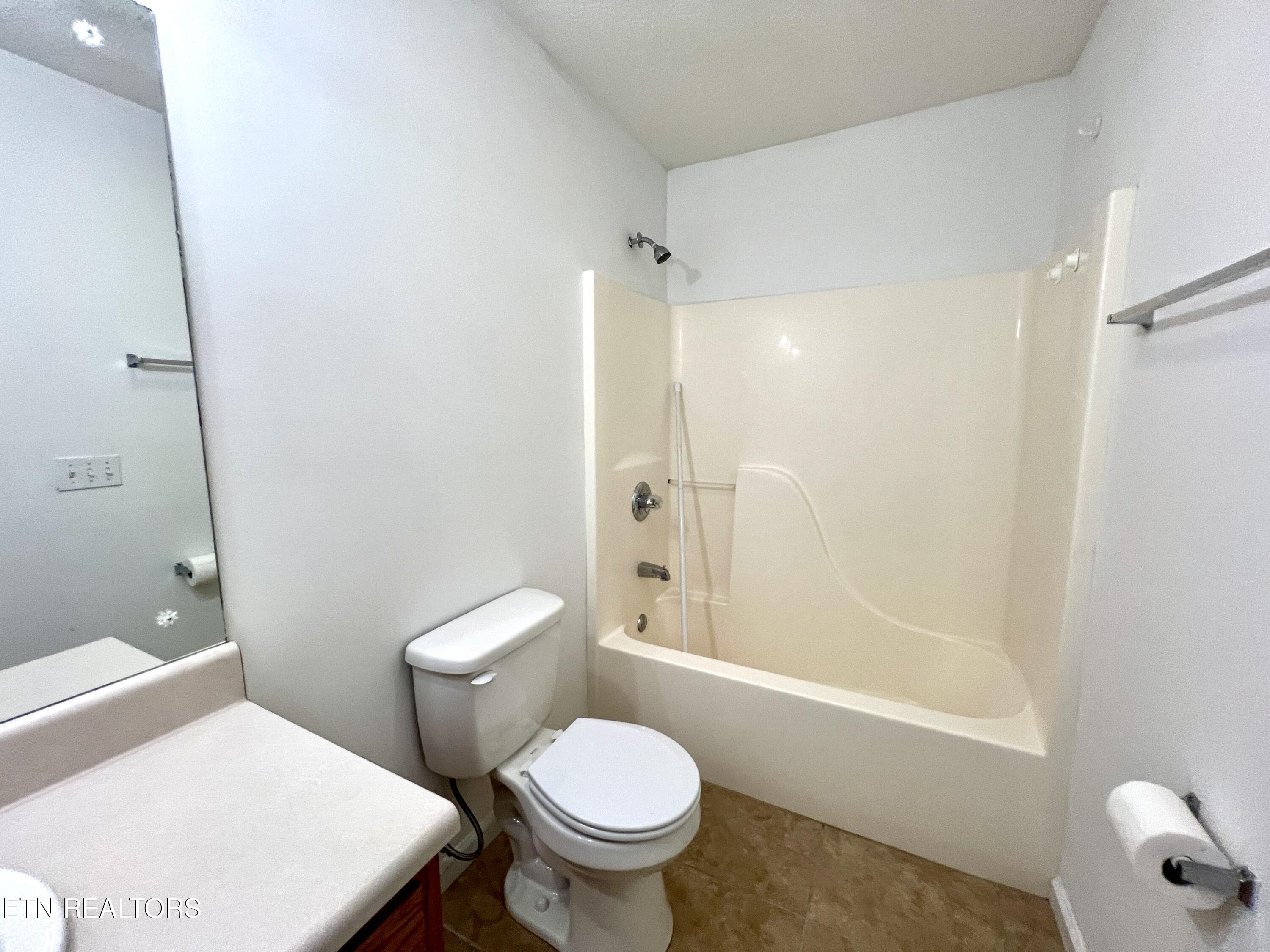 2709 Roberts Road Kodak, TN 37764 - Photo 26 of 40 20251007_124709770_iOS