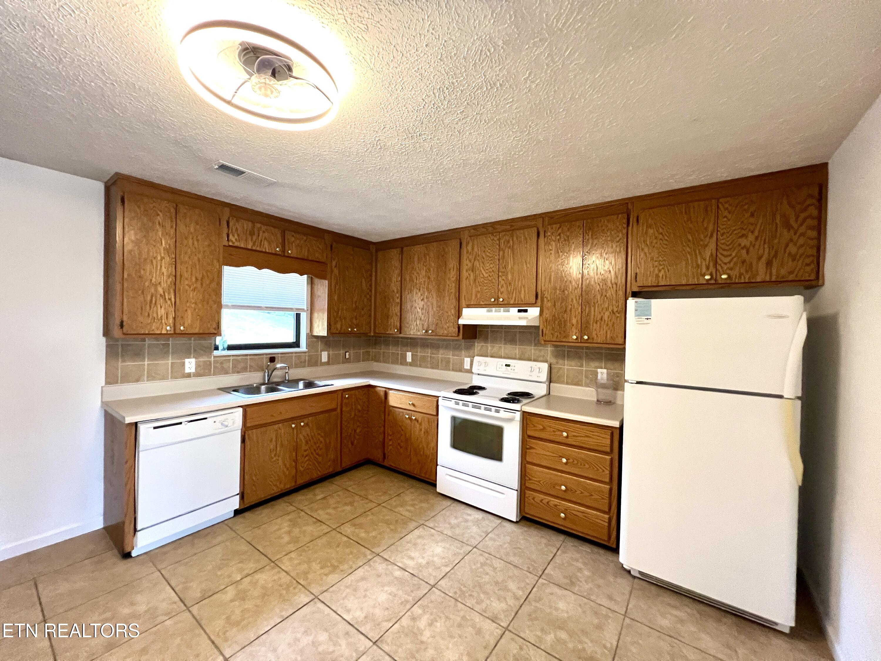 2709 Roberts Road Kodak, TN 37764 - Photo 32 of 40 20251007_124849756_iOS