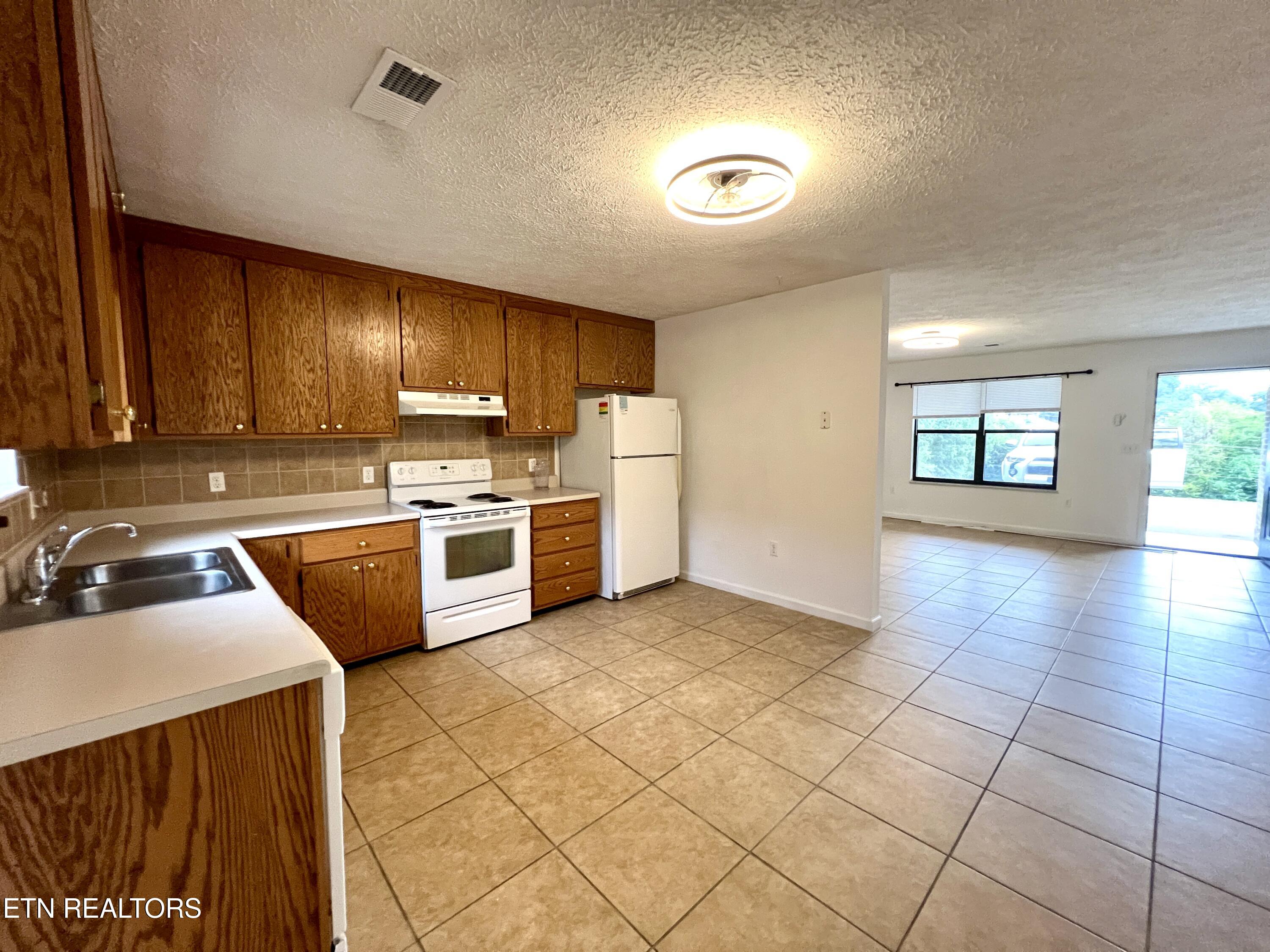 2709 Roberts Road Kodak, TN 37764 - Photo 34 of 40 20251007_124921593_iOS