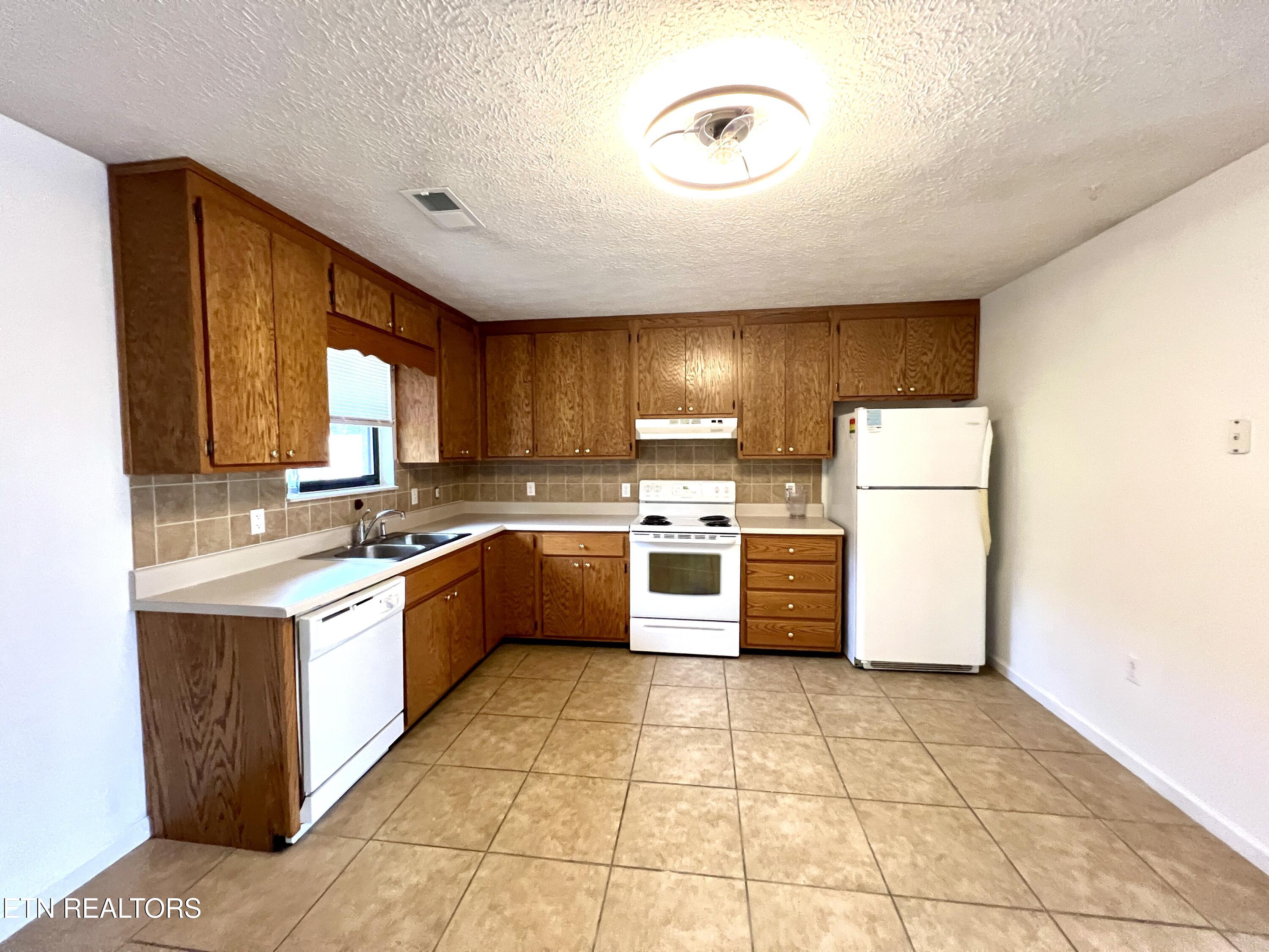 2709 Roberts Road Kodak, TN 37764 - Photo 39 of 40 20251007_125017575_iOS