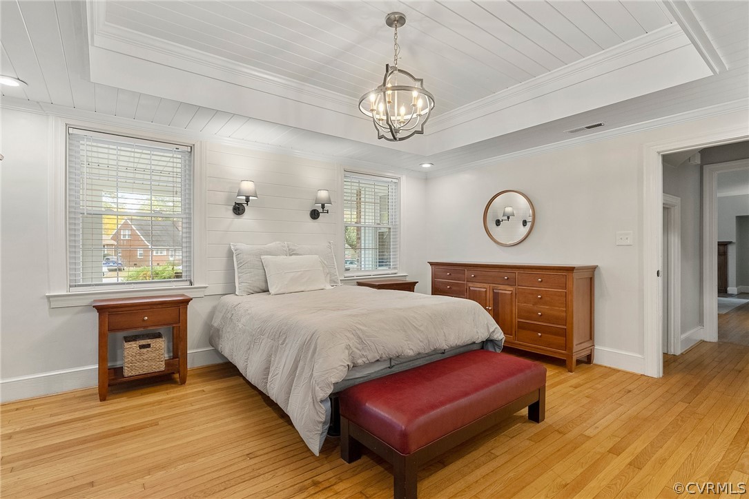 935 Hampton Road Petersburg, VA 23805 - Photo 23 of 49 SHIPLAP wall and TRAY CEILING with sconce and modern lighting